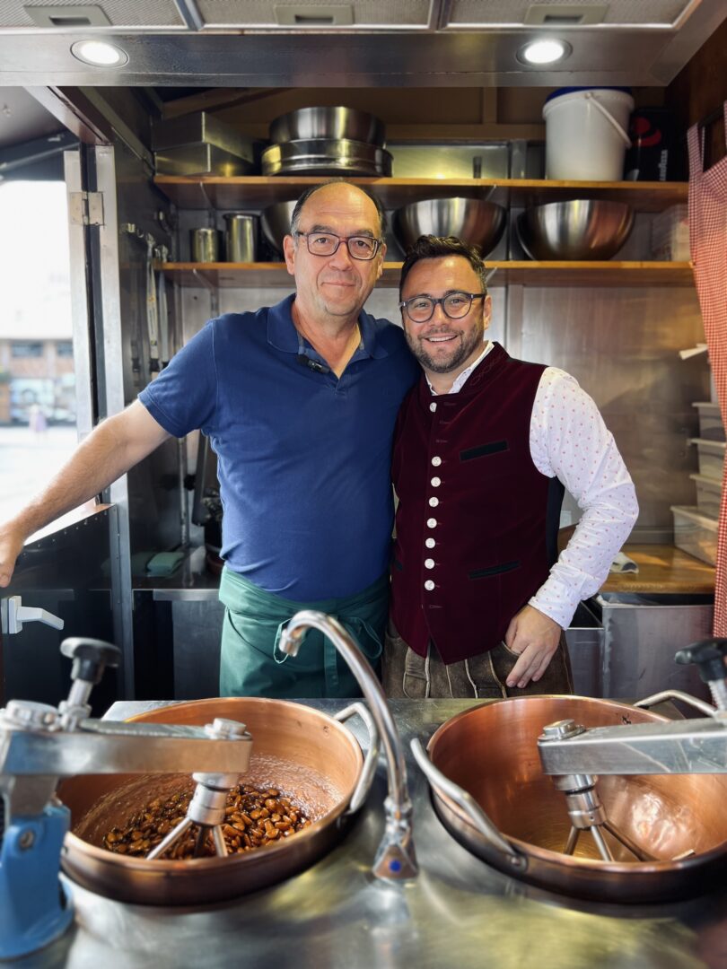 Beim Rösten im Mandelstand