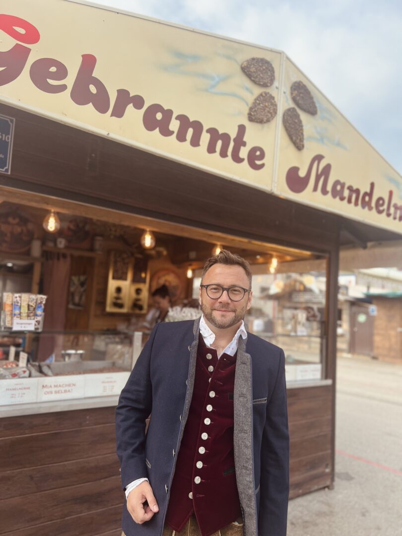Mandelstand vorm Augustiner Festzelt