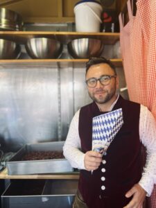 Eine Tüte frisch gebrannter Mandeln