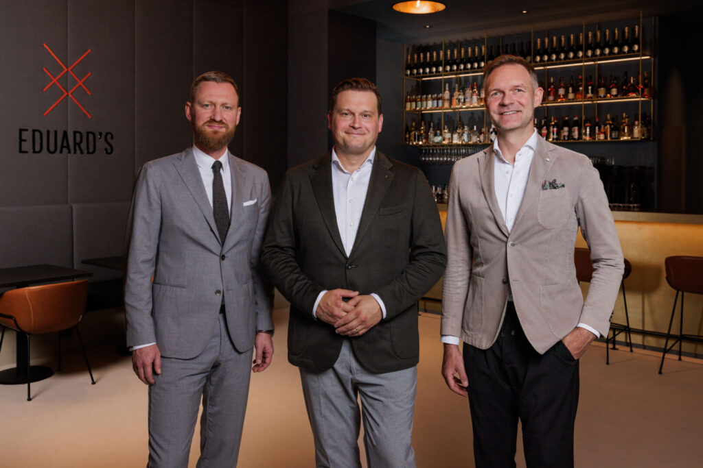 Michael Neef, Corporate Director Food and Beverage (Mitte), Alexander Entov (links) und Rene Weise (rechts), Geschäftsführung München