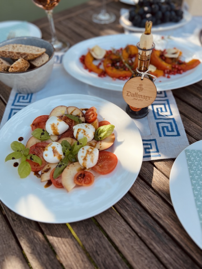 Tomate-Pfirsich-Mozzarella verfeinert mit Balsamico