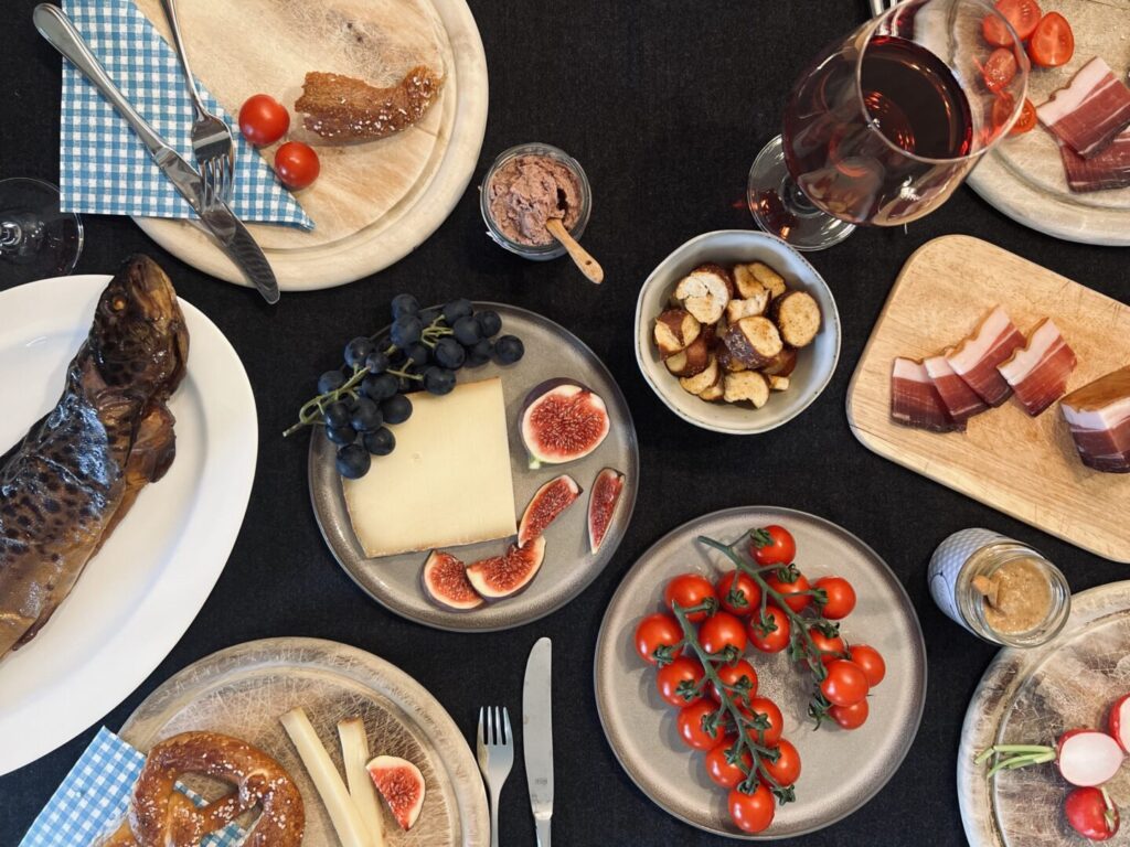 Gedeckter Brotzeittisch mit Käfer Spezialitäten