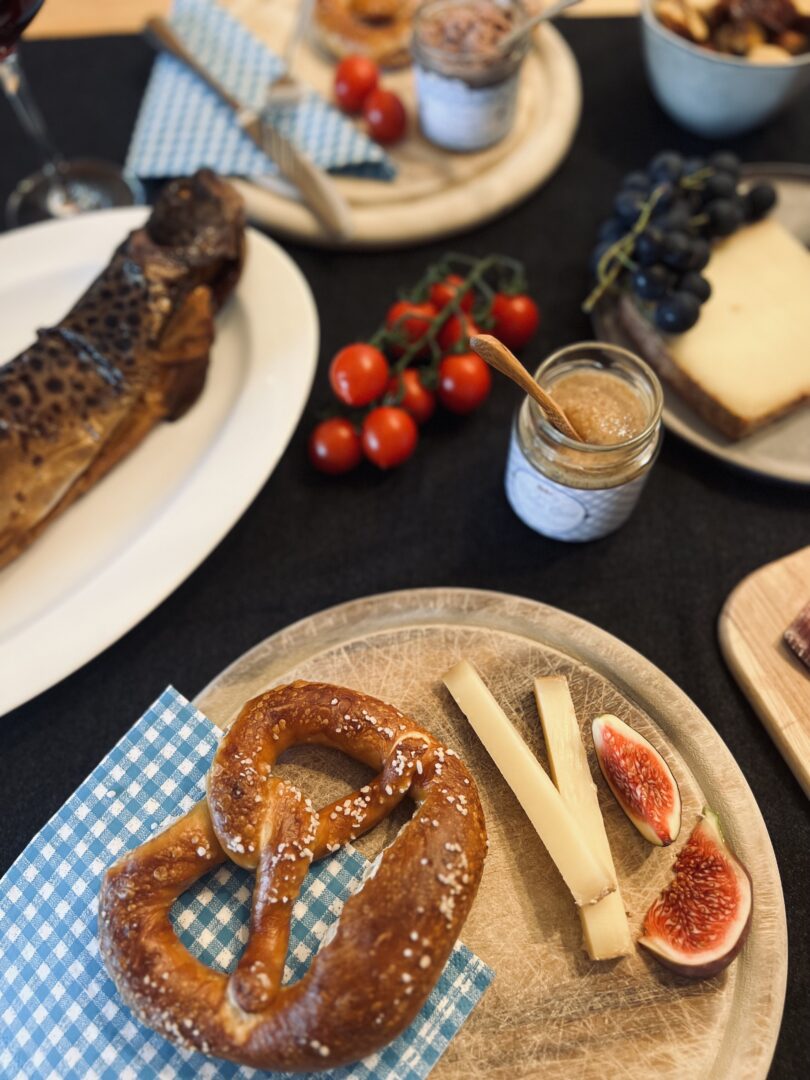 Brezn, Käse und geräucherte Forelle