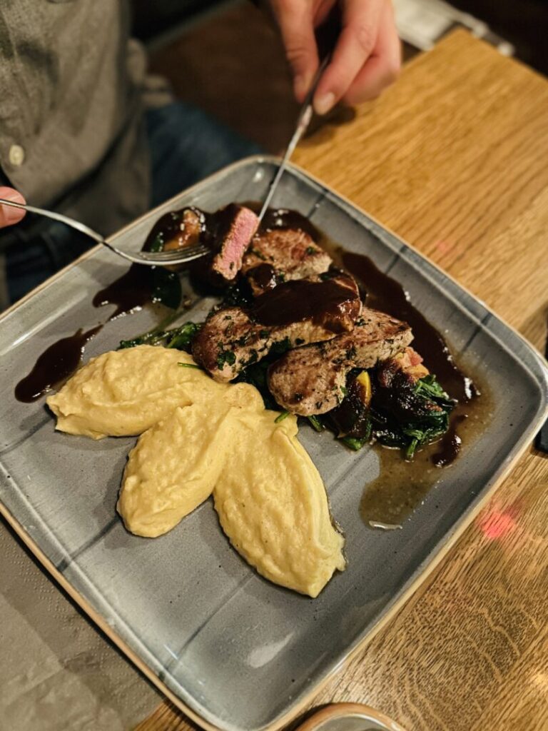 Kalbsmedaillons mit Birnen-Babyspinat-Gemüse und hausgemachtem Kartoffel-Sellerie-Pürree