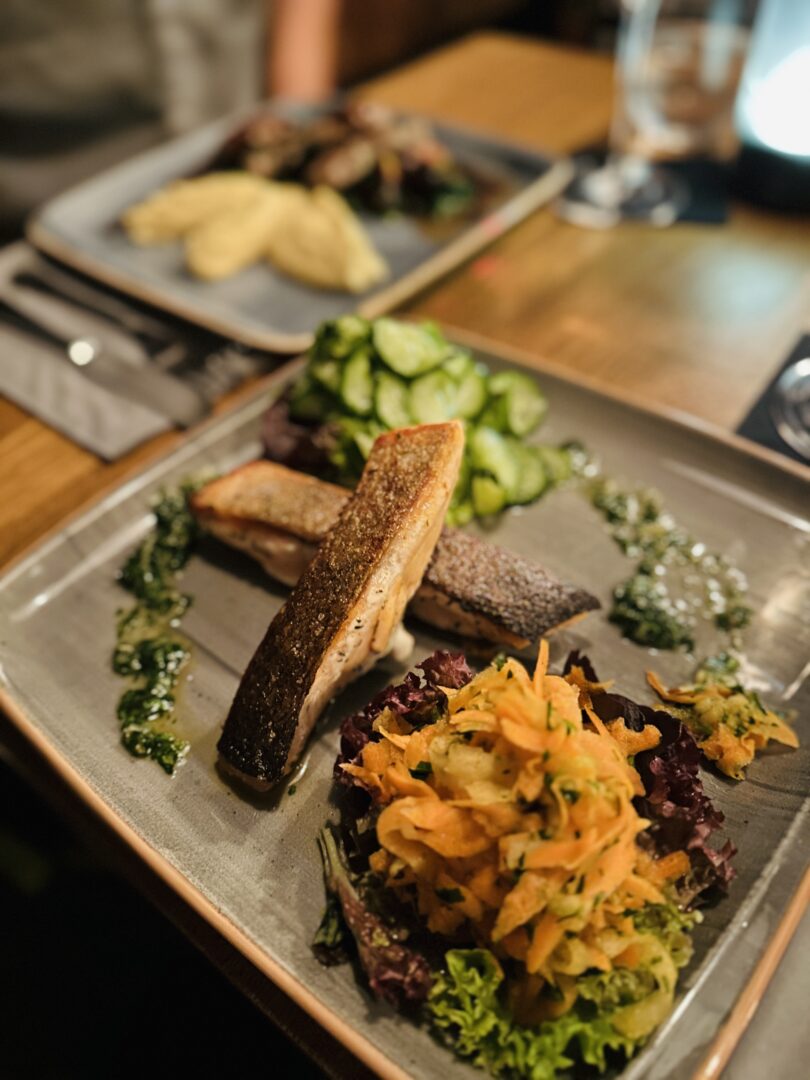 Lachsfiletstreifen mit Gurken-Dill- und Karotten-Apfel-Salat, dazu frisches Limetten-Pesto