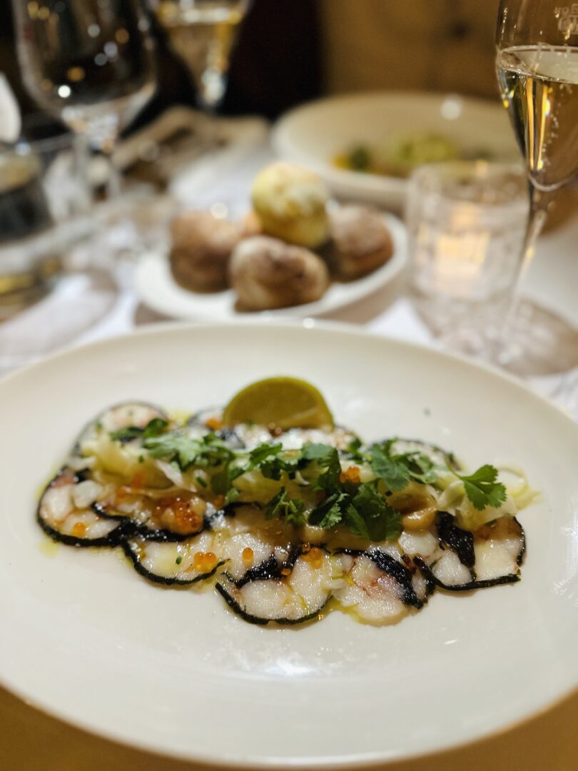 Carpaccio di Gamberi Rossi mit roter Dulse aus dem Atlantik, Forellenkaviar und einer Marinade aus Olivenöl, Birnenessig und Quittengelee © Murmelz