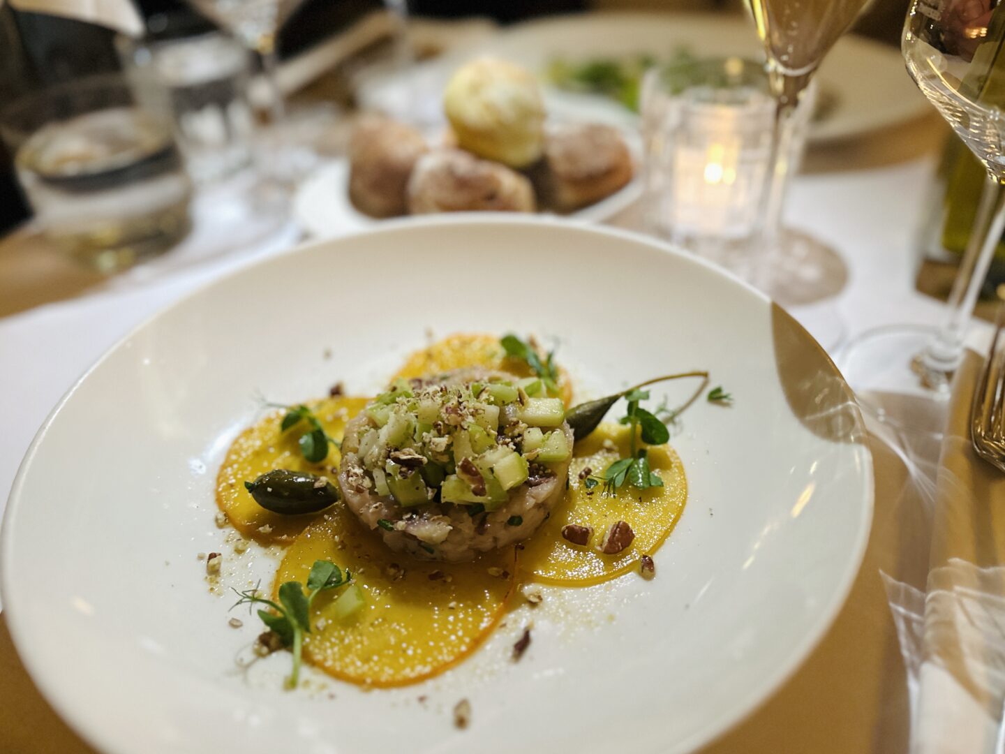 Tatar von der Gelbschwanzmakrele, leicht gebeizt - mit Apfel-Selleriesalat, Pekannüssen und Persimon Kaki