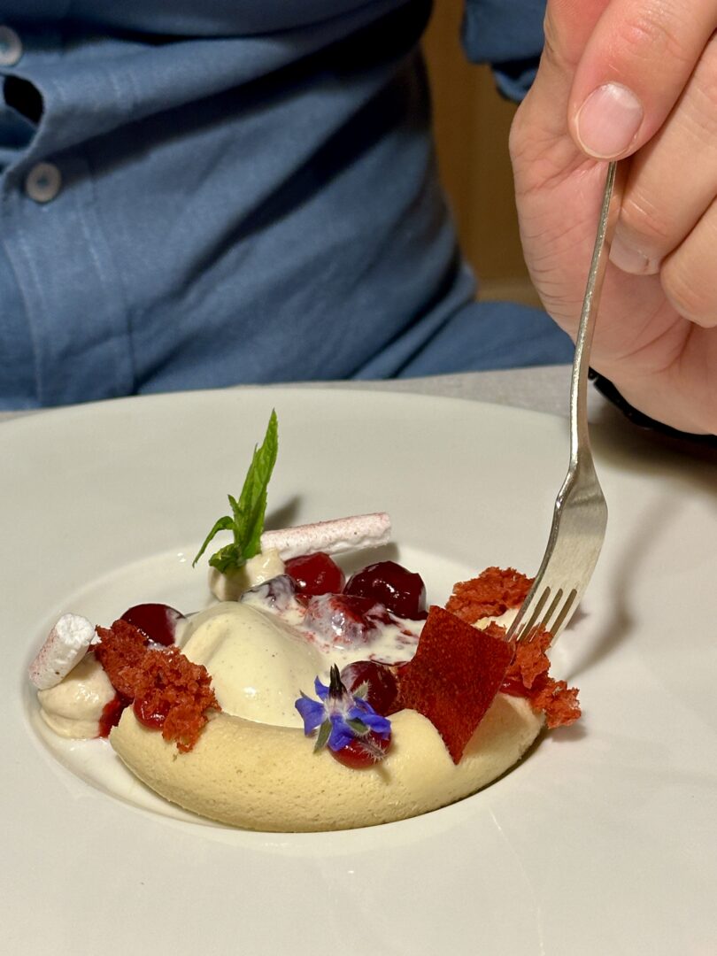 Dulceyschokolade, Weichseln, karamellisierte Erdnüsse, Vanilleeis © Murmelz