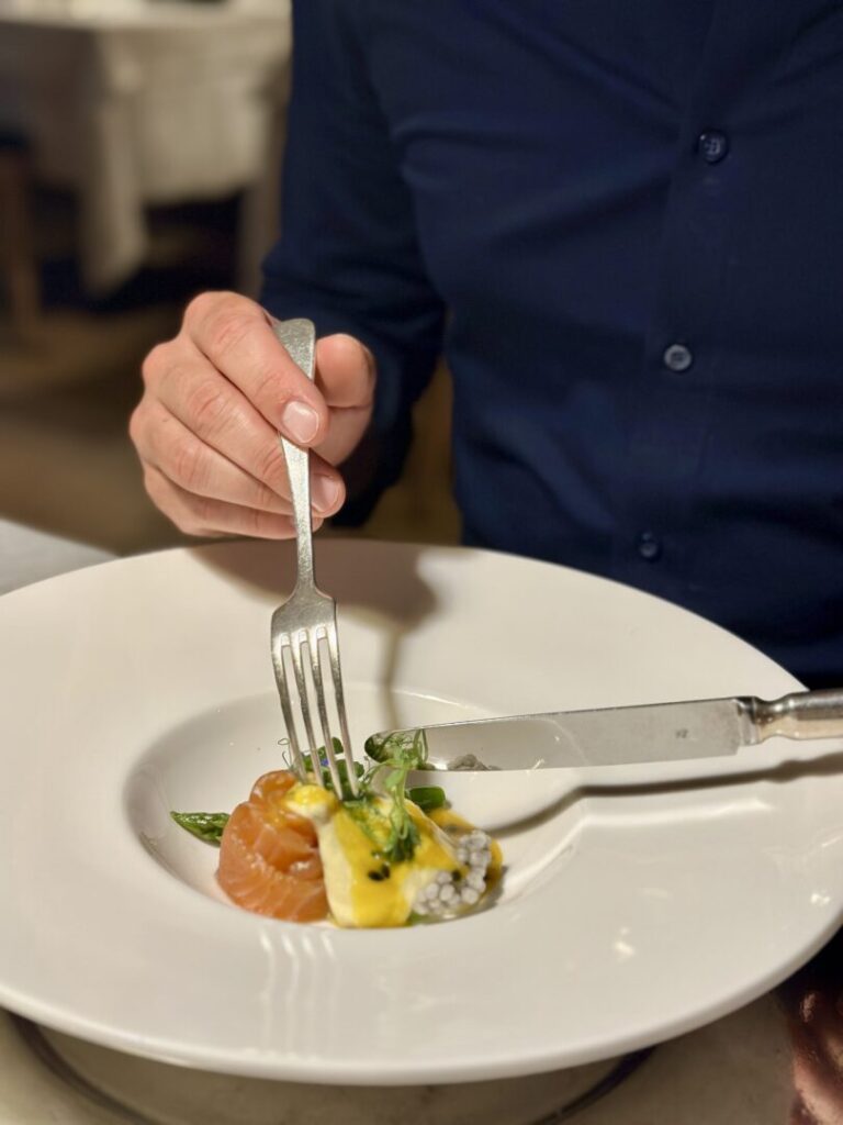 Gebeizter schottischer Lachs, Miso-Karfiol, Grüner Spargel, Passionsfrucht © Murmelz