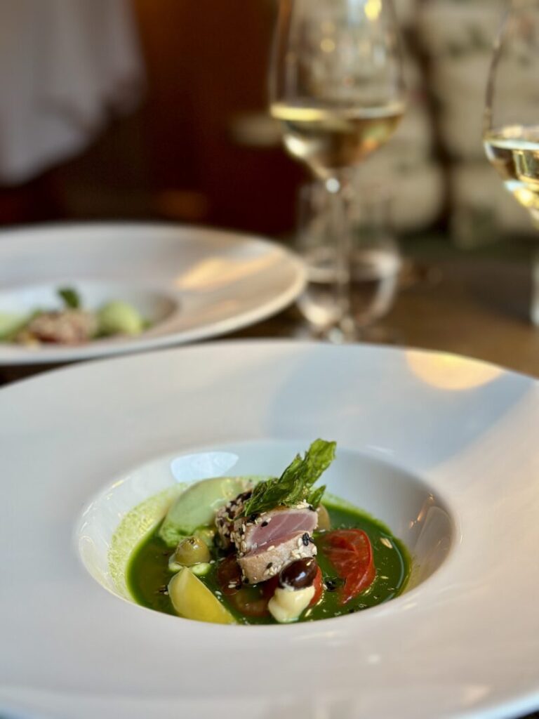 Kurz gebratener Thunfisch, schwarzer Sesam, Tomatenraritäten, Avocado, Zitronenmayo, Kräuterfond © Murmelz