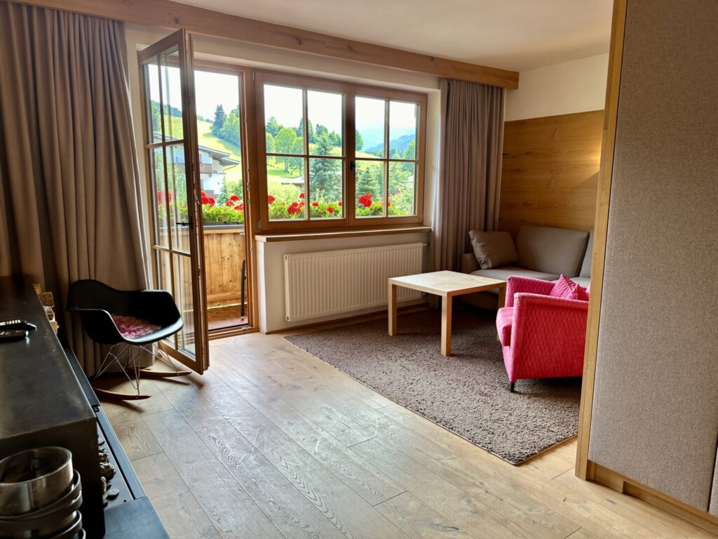 Wohnraum mit Balkon © Murmelz