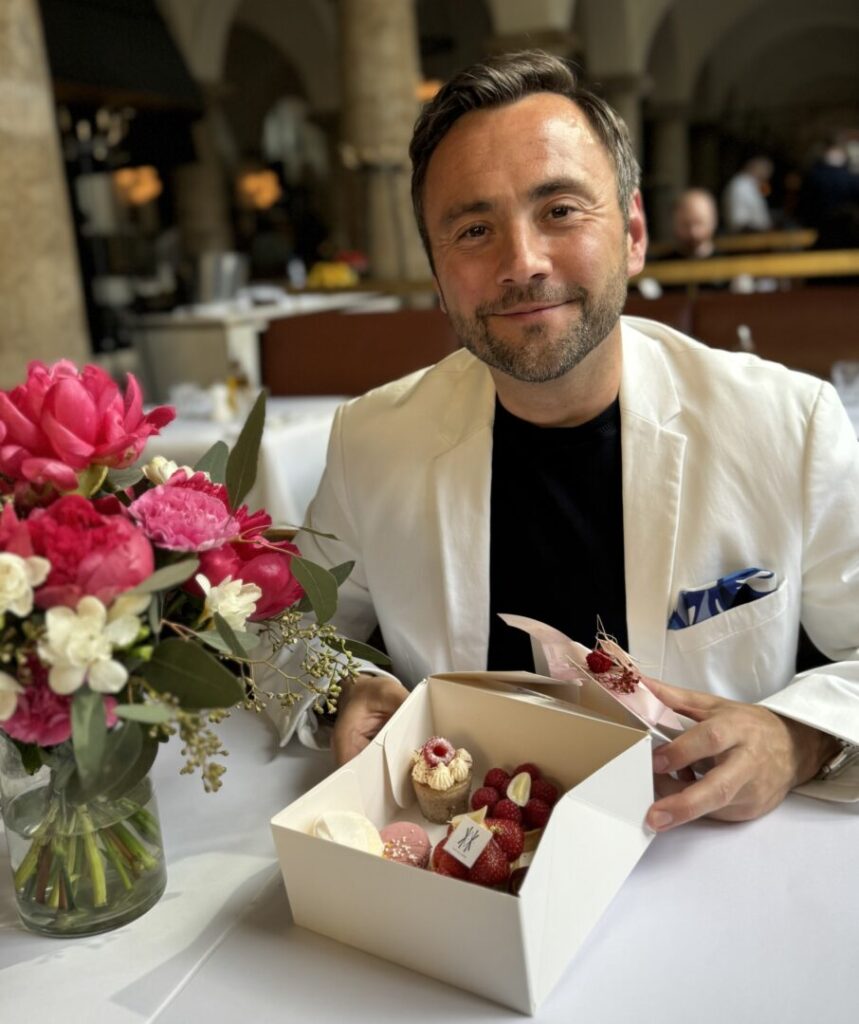 Felix Fichtner mit Blumen von Flor und Decor und Patisserie von Alexa von Harder.