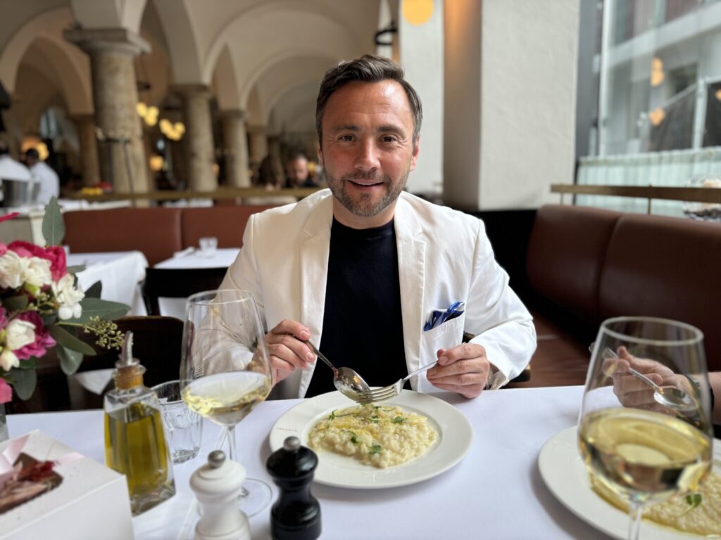 Felix Fichtner beim Spargel Risotto im Restaurant Brenner.