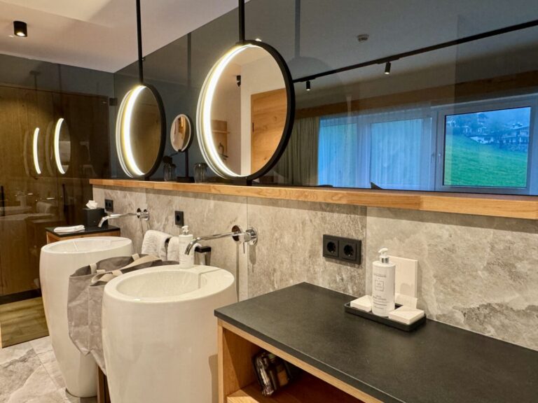 Das Bad in der Junior Suite im Mount Med Resort